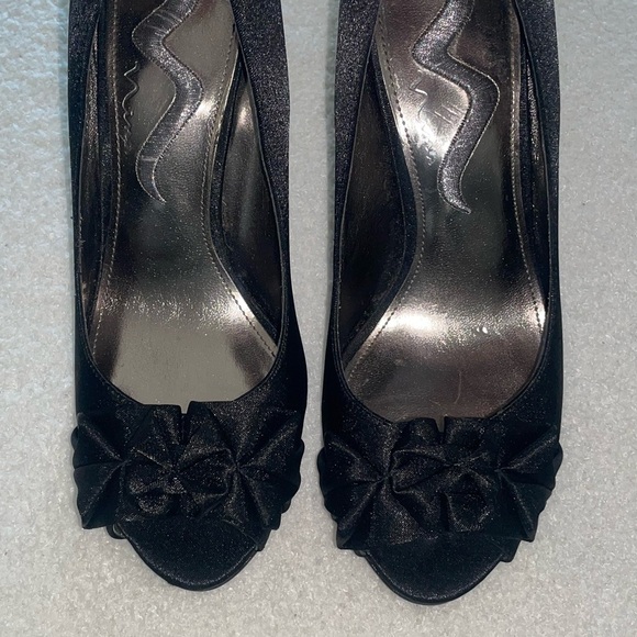 Nina Fulvia Black Satin Open Peep Toe High Heel Pump with Ruffles - Sz 6.5M/36.5 - Picture 3 of 9